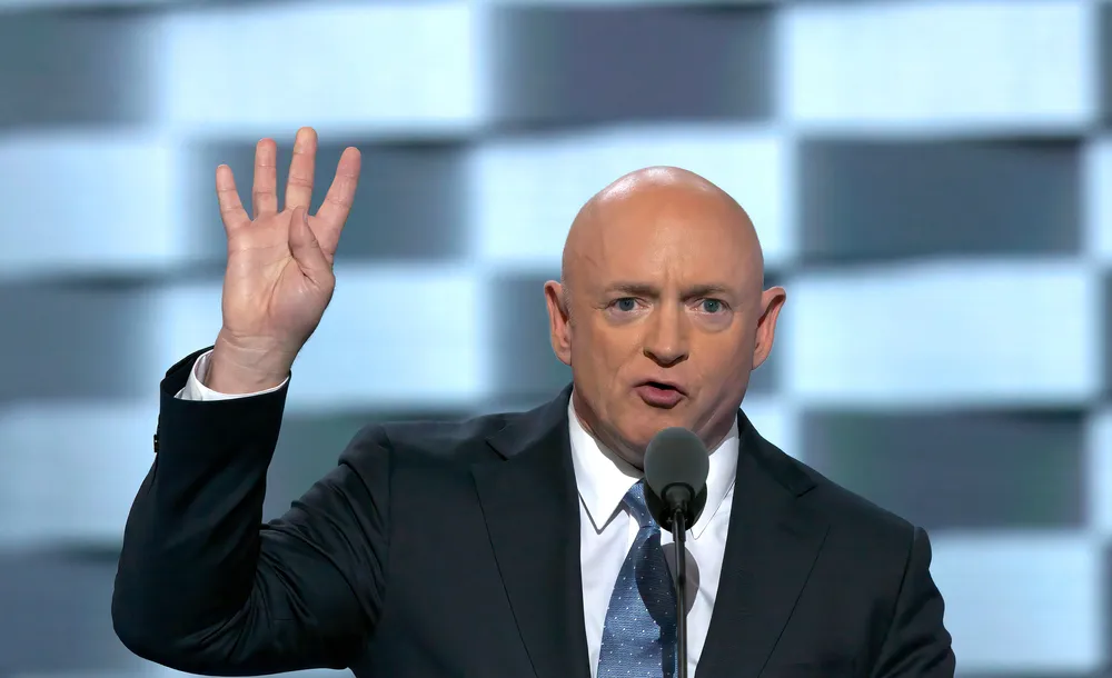 Mark Kelly admite que "considerará seriamente" su candidatura a la Casa Blanca