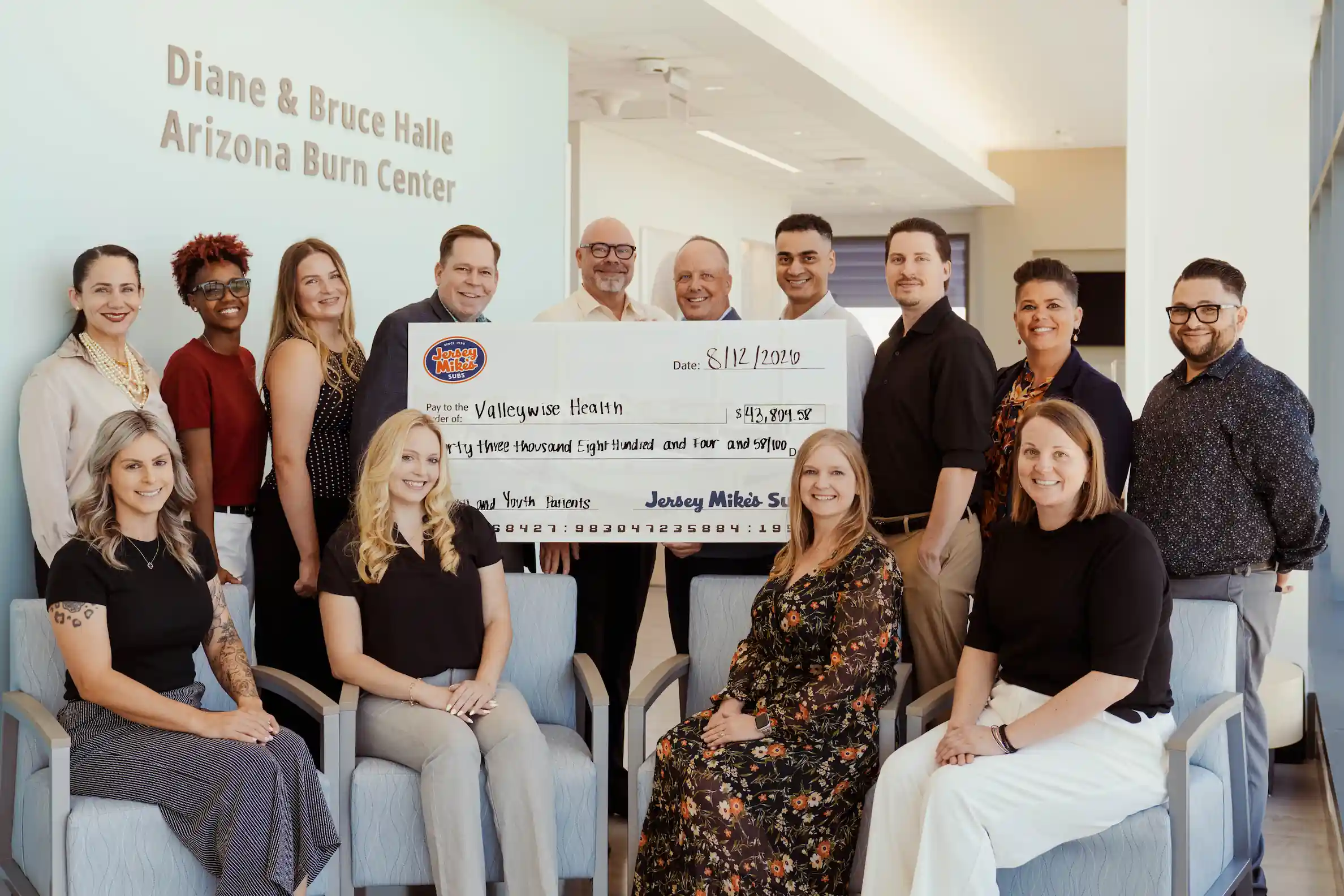 Clientes de Jersey Mike’s Recaudan Cerca de $44,000 para Apoyar a Pacientes Pediátricos y de Quemaduras de Valleywise Health