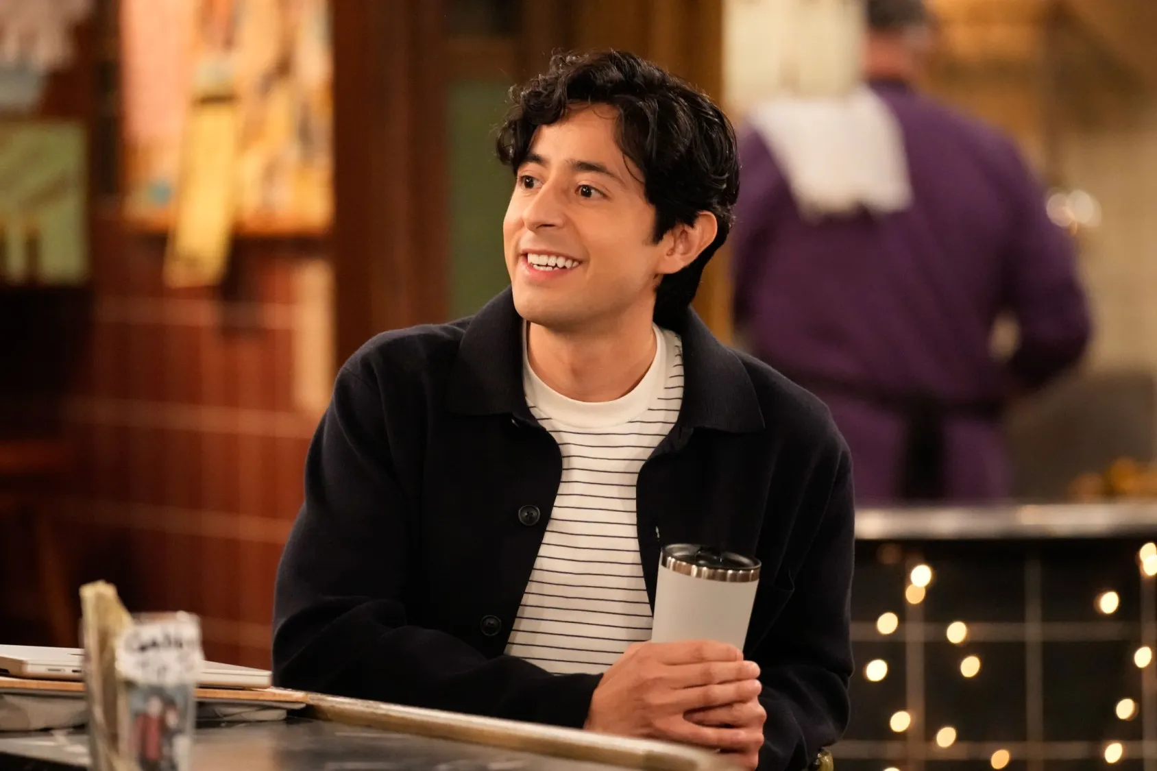 Pablo Castelblanco celebra su herencia latina con la segunda temporada de “Happy’s Place”