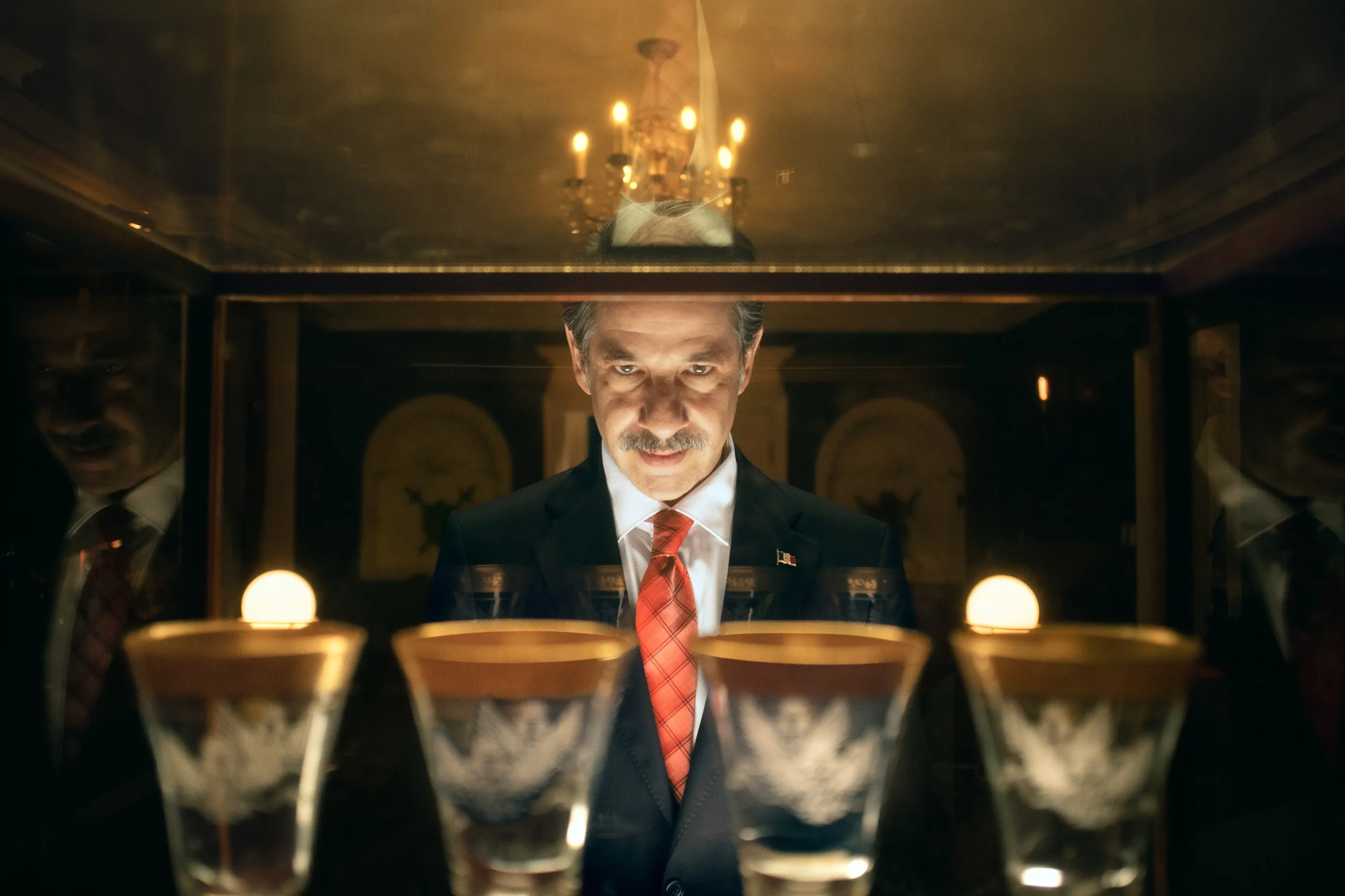 El político más extravagante del cine mexicano tiene el rostro de Miguel Rodarte