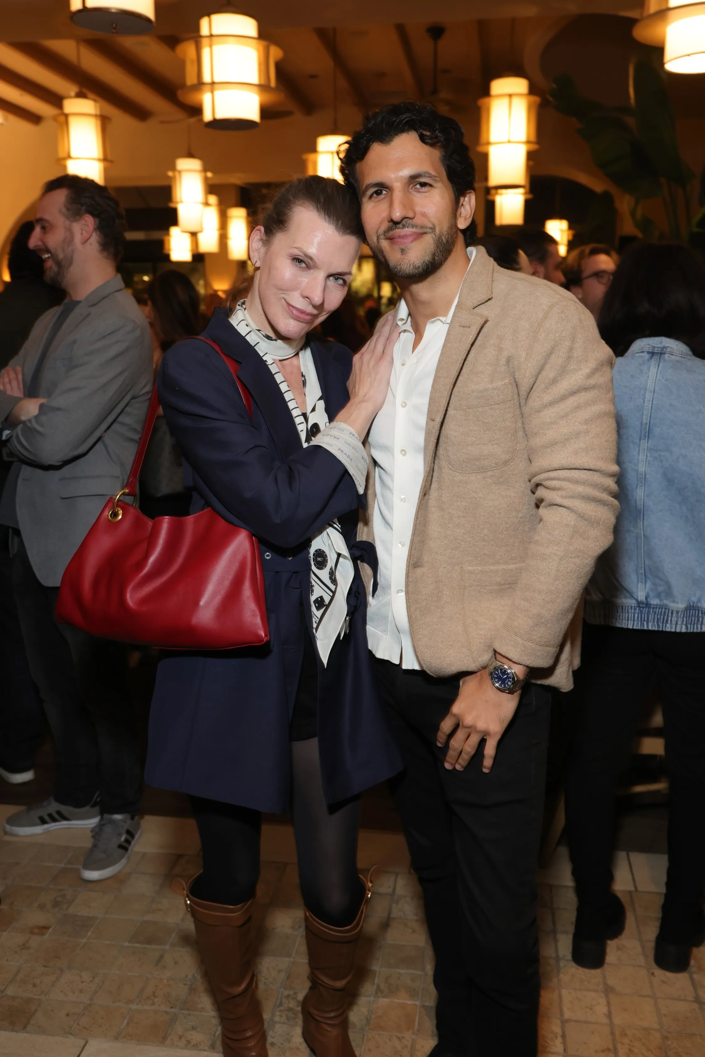 Gabriel Sloyer y Milla Jovovich durante la premier de la película Protector
