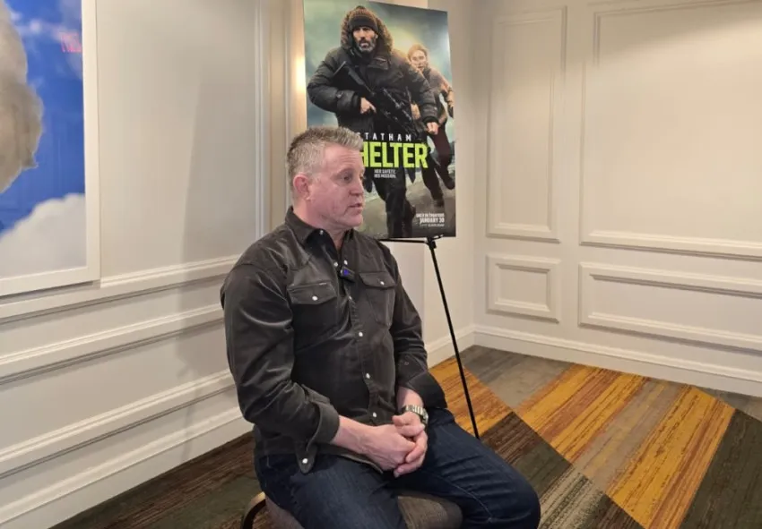 Ric Roman Waugh durante la entrevista con Contacto Total en Phoenix