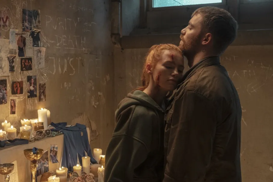 [De izquierda a derecha] Madelaine Petsch como “Maya” y Gabriel Basso como “Gregory” en la película de terror THE STRANGERS - CHAPTER 3, un estreno de Lionsgate