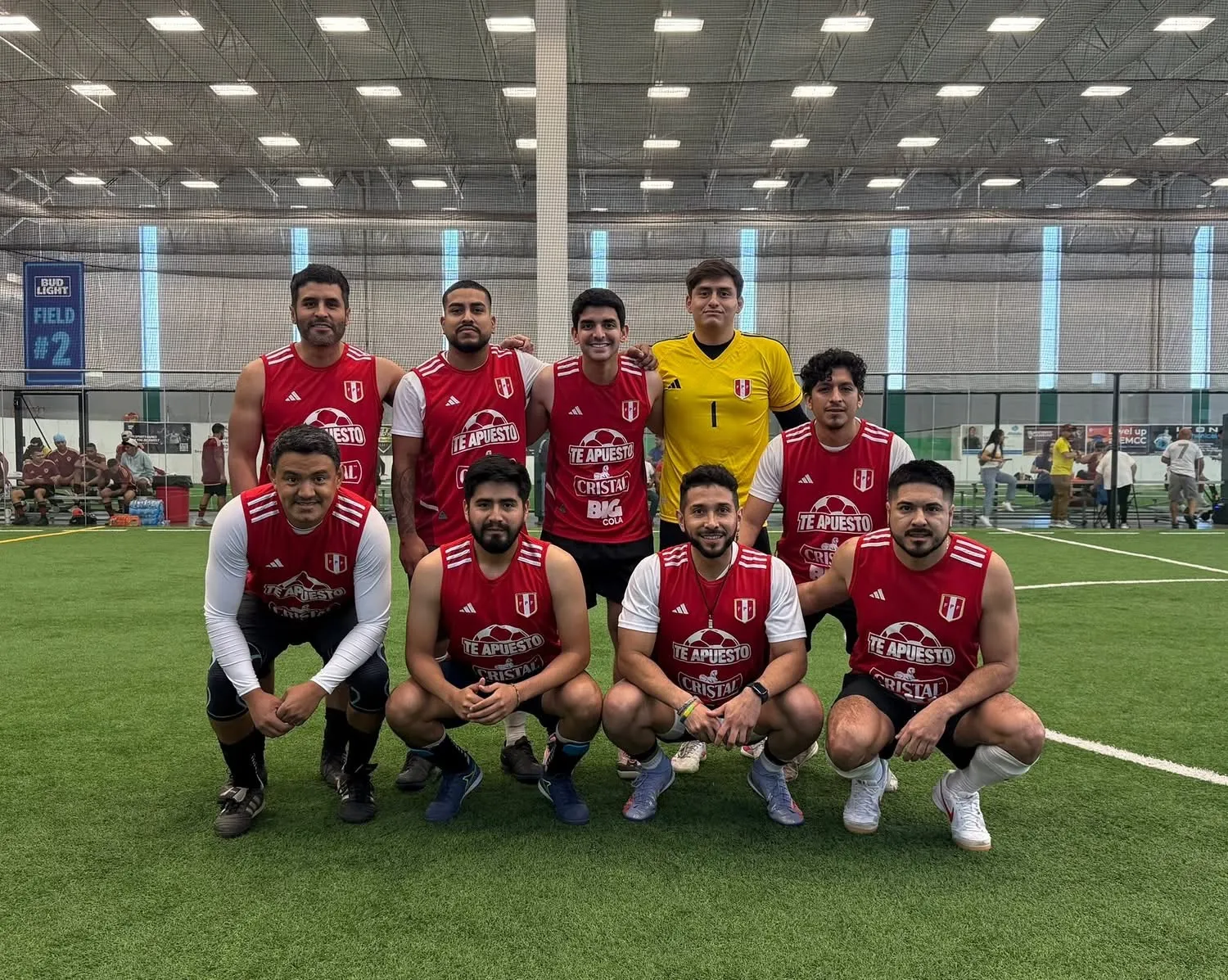 Integrantes del equipo peruano que campeonaron y se llevaron el trofeo