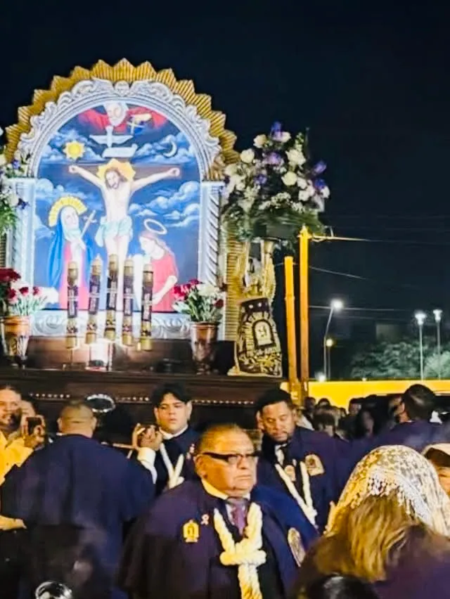 La procesión del Señor de los Milagros. Sagrada imagen cargada por los miembros de la hermandad